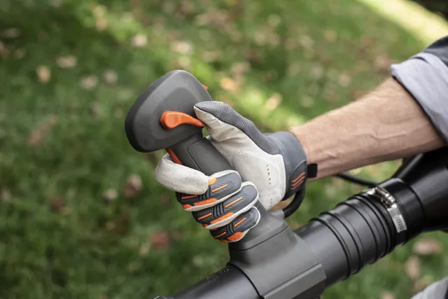 Tempomat umożliwia ustawienie stałej prędkości nadmuchu Husqvarna 345BT Tempomat umożliwia ustawienie stałej prędkości nadmuchu Husqvarna 345BT